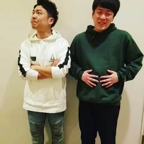 レイチェルのインスタグラム：「本日の『吉本新喜劇2029』にご来場して下さった皆様、本当にありがとうございました！  そして今日のイベントを機に、  コラボギャグ始めましたよ！  レイチェル&ネイビーズアフロはじり。  また定期的に作ってUPしますので、  次回もお楽しみに！  とぉ～か言っちゃってぇーーー！！！！！ 😁😁😁😁💨💨💨💨💨🎶🎶🎶🎶🎶✨✨✨✨✨#レイチェル#ネイビーズアフロ#はじり#コラボギャグ#第一段#😜✌✨✨✨」