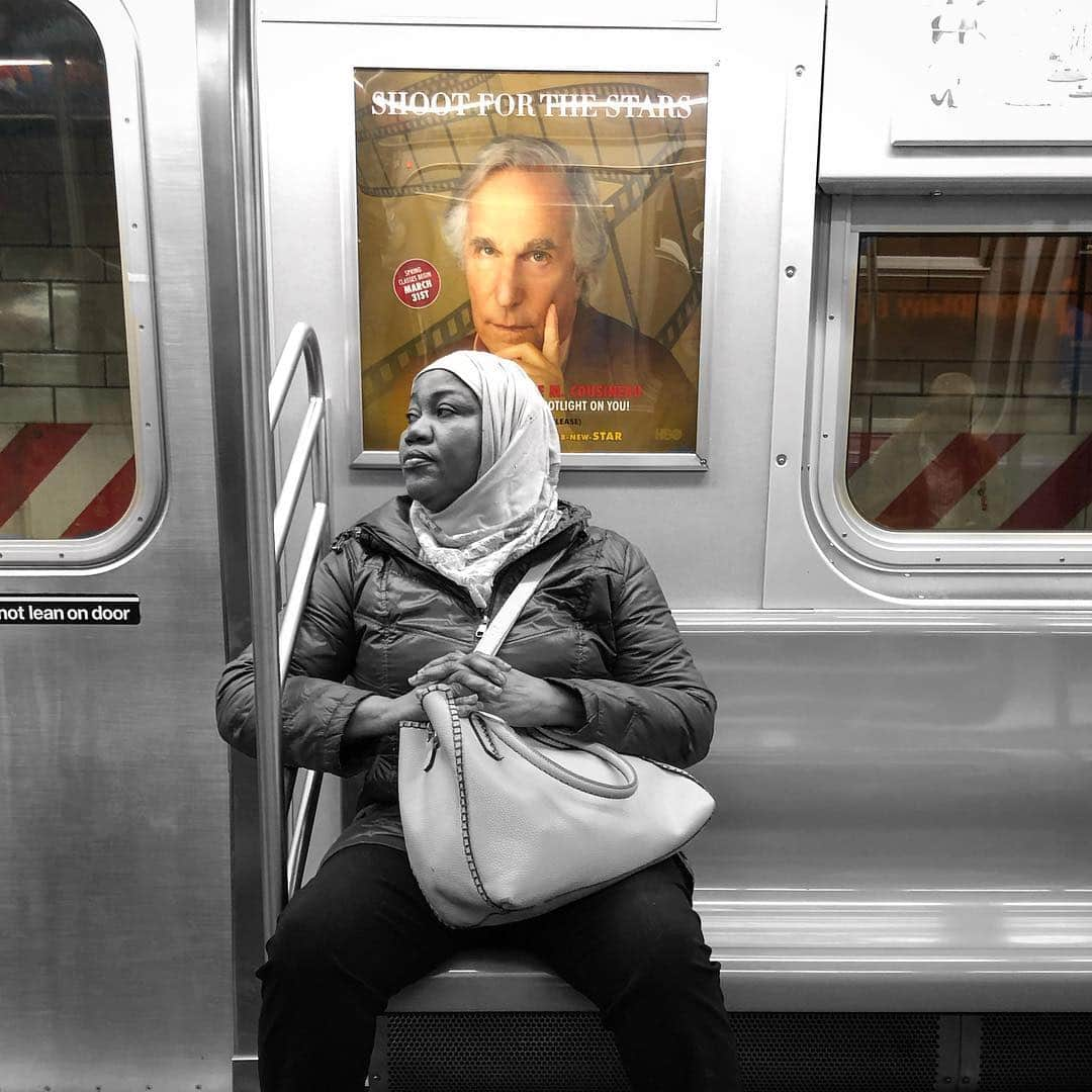 スコット・ローウェルさんのインスタグラム写真 - (スコット・ローウェルInstagram)「Shoot For The Stars .  #hbo #barryhbo #henrywinkler #cousineaumethod  #subway #streetphotography #shotoniphone #subwayseries #mta #nycsubway #nycstreetphotography #documentaryphotography #streetphotography_bw #storyofthestreets #life_is_street  #candidphotography #blackandwhite #blackandwhitephoto #blackandwhitephotography #bnw  #bnwsubway #picoftheday #instablackandwhite #colorsplash #solitarycrowd #bnwcolor #streetphotography #street_photographer #streets_storytelling」3月28日 22時13分 - scolo222