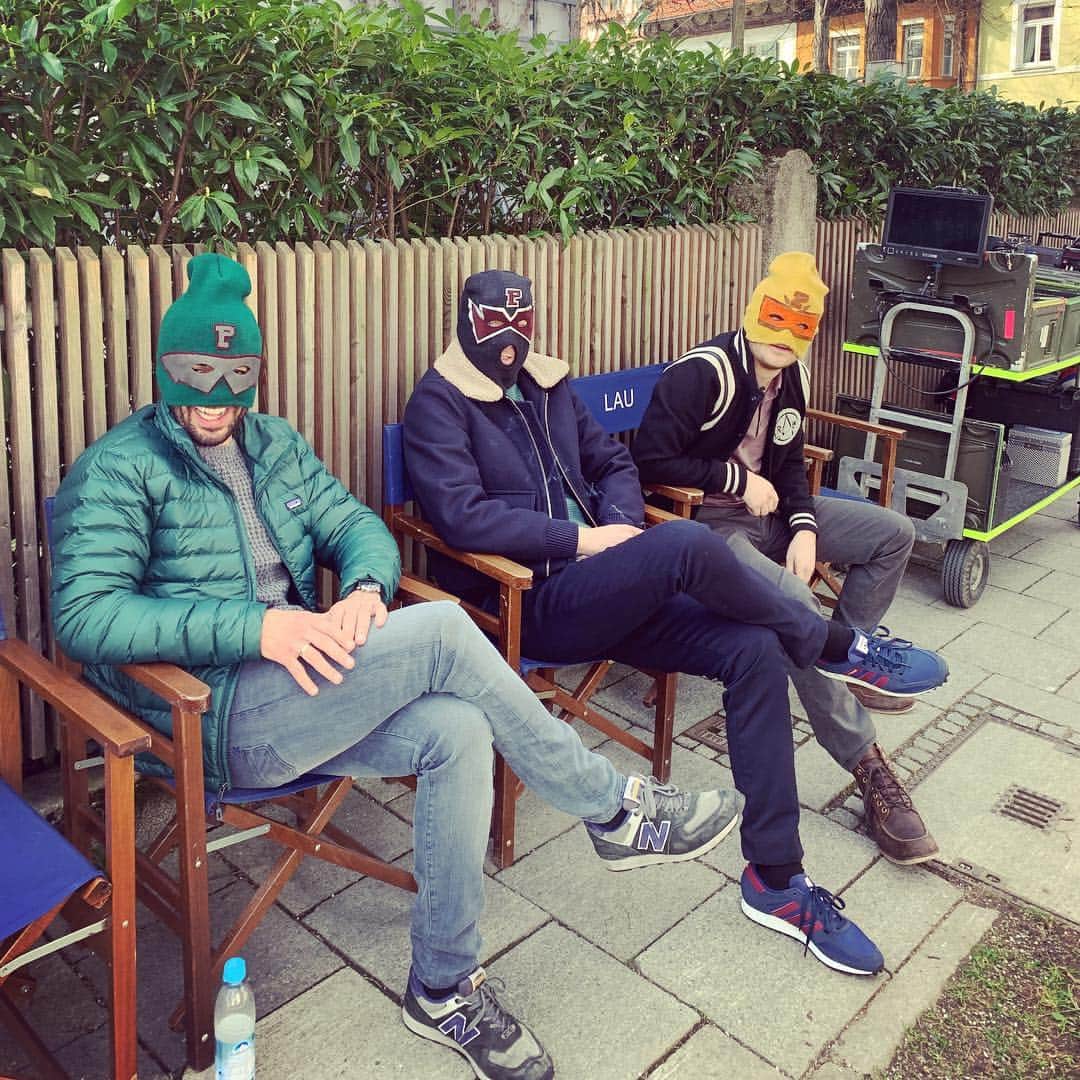エリヤス・エンバレクのインスタグラム：「Bei Sonne chillen wir gerne unerkannt im Freien. @officialfredericklau @wotanwilke @dasperfektegeheimnis」