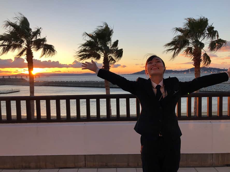 大阪ブライダル専門学校公式ページさんのインスタグラム写真 - (大阪ブライダル専門学校公式ページInstagram)「業界で活躍中の卒業生からステキな写真が、、、✨😍 みんなキラキラ、頑張ってるんだね。😭 . . . 日本にこんな海外のようなリゾートを感じられる #結婚式場 があるんですよ🌴🌆 #大阪 #ウェディング #ブライダル #結婚式」3月28日 22時16分 - osakabridal