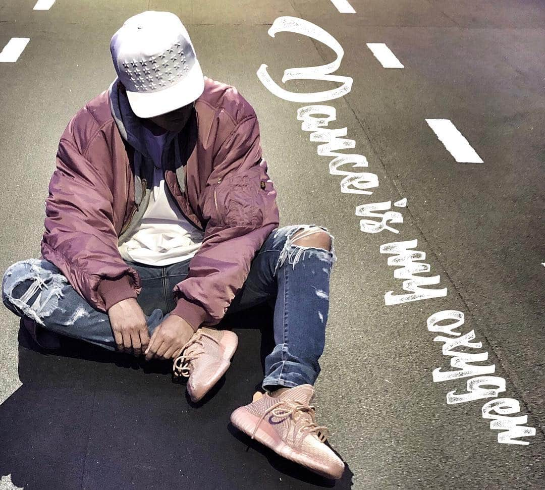 ショウ・ルオさんのインスタグラム写真 - (ショウ・ルオInstagram)「👊 #adidas #yeezy350v2  #vetements #amiri#clay」3月28日 22時15分 - showlo