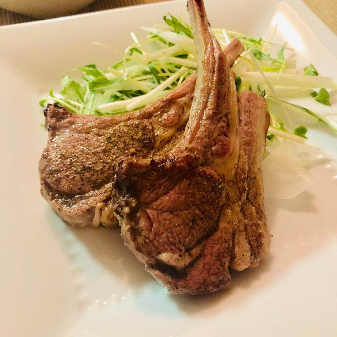 のインスタグラム：「#ラムチョップ 🥩😍 ミディアムレアでまぁまぁいい感じで焼けたかな？ 均一に切れなかったから少しムラができちゃったけど… 味付けはハーブ色々と塩胡椒❤️ おいしかった🥰 ラムは鉄分、ミネラルたっぷり&Lカルニチン豊富だから太りにくいよ😉 #ヘルシー家ご飯 #ヘルシー肉 #lカルニチン #脂肪燃焼 #私達は食べてるものでできている  #私達は食べてるもので生きている  #美容アンチエイジング専門医 #黒田愛美」