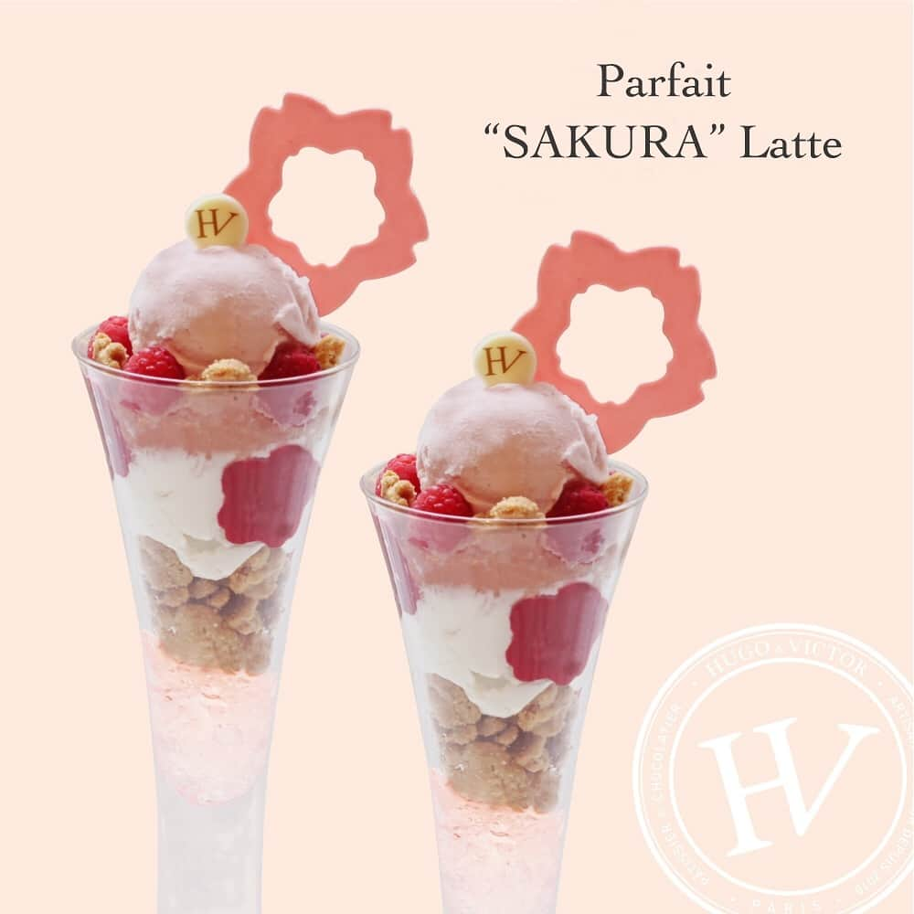 HUGO & VICTORさんのインスタグラム写真 - (HUGO & VICTORInstagram)「＼Parfait SAKURA Latte／ HUGO & VICTORより新たにスタートした新パフェは”桜”。 . ほのかな塩味が甘みを引き立てる桜のアイスとゼリーにコーヒー豆を生クリームに漬け込んだ カフェシャンティ。 . 桜形のフランボワーズゼリーとフレッシュフランボワーズの程よい酸味も口の中で広がります。 . 桜の形をしたトッピングのチョコレート細工も華やか。 . お買い物途中にパフェを食べて、お花見気分を味わってみてはいかがでしょうか。 . ■Parfait SAKURA Latte(パフェ 桜 ラテ) ■1728円(税込) ■提供店舗：表参道ヒルズ店／玉川髙島屋S・C店／日本橋髙島屋S.C.店 . . . #hugoetvictor #hugoandvictor #hugovictor #patissier #chocolatier #patisserie #chocolaterie #sweets #chocolat #cake #gift #gourmet #tokyogourmet #yummy #ユーゴアンドヴィクトール #チョコレート #パティスリー #ショコラトリー #ショコラ #アイスクリーム #グルメ #美味しい #スイーツ #東京グルメ #パティシエ #ショコラティエ #parfait #パフェ」3月28日 22時17分 - hugovictor_jp