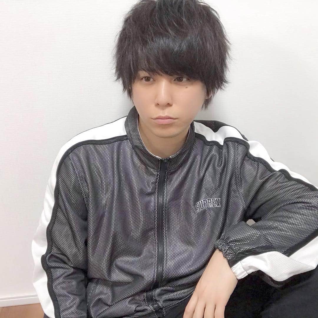 松村淳平のインスタグラム：「そいや、髪を切りました！ 真っ黒にしました！」