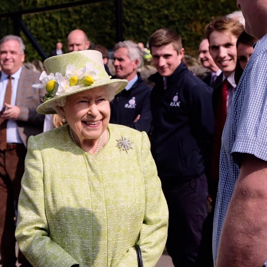 ロイヤル・ファミリーさんのインスタグラム写真 - (ロイヤル・ファミリーInstagram)「The Queen visits Manor Farm Stables in Ditcheat #RoyalVisitSomerset  At the Stables, Her Majesty met trainer Paul Nicholls, before visiting the yard to view and feed the horses on parade.  The Queen also heard from representatives from The University of Bath working on research projects on equestrian sport spinal injuries and racehorse welfare.」3月28日 22時28分 - theroyalfamily