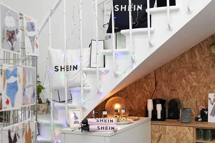 SHEINさんのインスタグラム写真 - (SHEINInstagram)「😍Date back to 9/1&12/1,2019. SHEIN hosted the Pop-Up Shop in Paris! Swipe left to see sweet moments on that day.🧁🍧」3月28日 22時23分 - sheinofficial