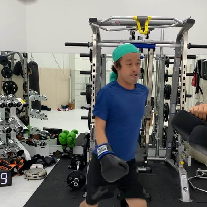 岸本加世子のインスタグラム：「かよちゃんトレーニング。ぺっ！しか言わない、誰なの編。#bravegym#芦田崇宏#川中孝浩」