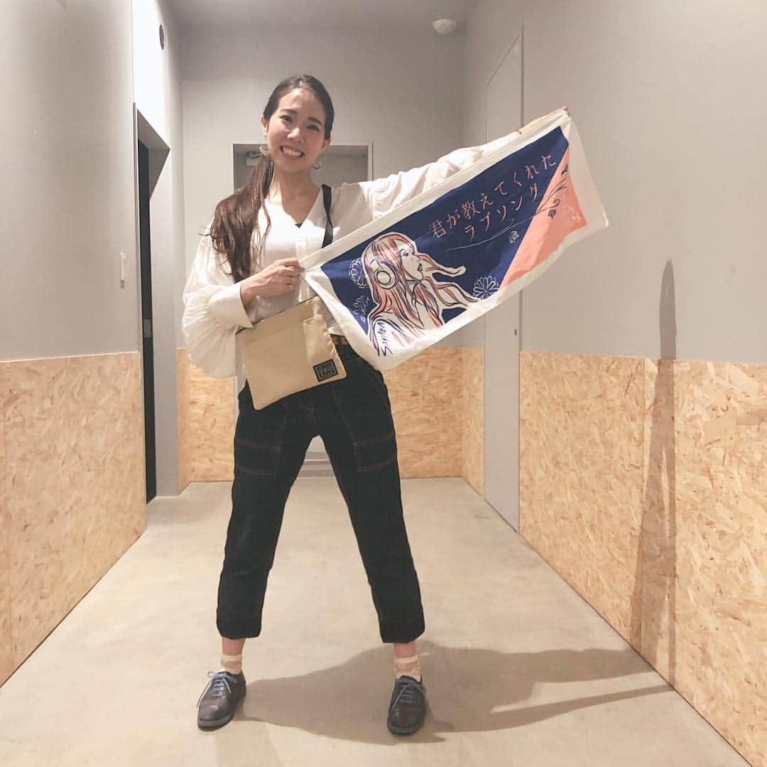 沙夜香さんのインスタグラム写真 - (沙夜香Instagram)「Goose tours "→83." 初日大阪が終わりました。 本当にありがとう！ 今日歌える幸せ、それを楽しんでくれる人がいる幸せ。  本当にありがとう！  そして、キミオシタオル見えてたよ！ありがとうーー❤️ #sayacan」3月28日 22時25分 - sayaka_512