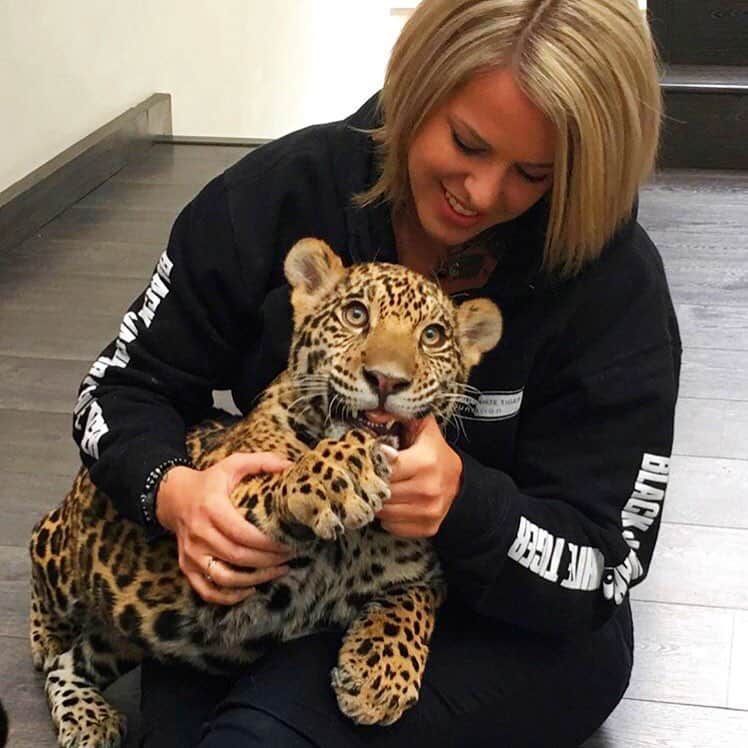Black Jaguar-White Tiger さんのインスタグラム写真 - (Black Jaguar-White Tiger Instagram)「#ThrowBack to a baby Jade with @jamiemichellevine  Hard to believe how much time has gone by since Jade came to us almost 3 years ago.  Sponsor Jade or one of our new babies, and receive monthly updates 🐾  #LasComadresBJWT #TheBigPrideBJWT #SaveJaguars  #Mexico #TBT」3月28日 22時26分 - blackjaguarwhitetiger