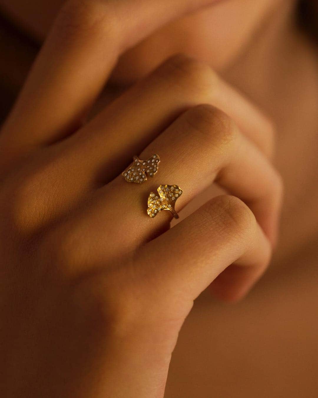 オーレリービダマンのインスタグラム：「The magic charm of Ginkgo Biloba never fails to enchant us 🍃 #ginkgo #diamonds #aureliebidermann #finejewelry #newcollection」