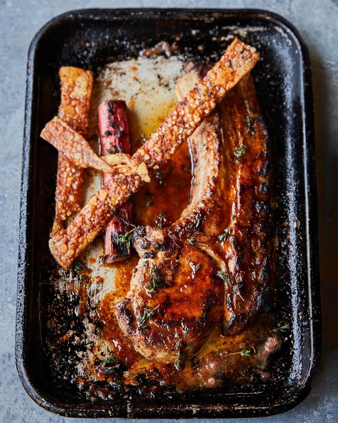 ジェイミー・オリヴァーさんのインスタグラム写真 - (ジェイミー・オリヴァーInstagram)「One for your Sunday roast this weekend.... @barbecoa's Dingley Dell Pork Tomahawk with epic crunchy crackling, lado & Yorkshire Rhubarb 🤤 Seriously delicious!!! Link in my bio to book your table! #SundayRoast」3月28日 22時35分 - jamieoliver
