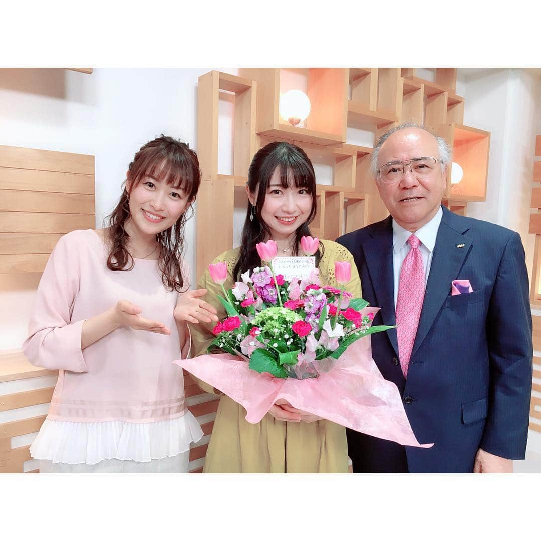 夏目樹里さんのインスタグラム写真 - (夏目樹里Instagram)「#レギュラー番組 #三重テレビ 「とってもワクドキ！」ラスト木曜が、終わりました❣️ ご視聴＆番組あてメッセージ、また放送エリアまでわざわざ足を運んで見届けてくれたアズシャポも…本当にありがとうございます😭👏💕 . 気づけば10年😳 毎週木曜レギュラーとして生放送出演をさせていただき、また番組OPテーマ「ピース＆ピース」やジングルは11年間、終了まで変わらず起用いただきました😭✨ . ワクドキがご縁で出会えた方々、経験できた多くの事は、私の人生の宝物です💐✨ . 言葉で表すのが難しいほど感謝の気持ちでいっぱい😭👏 10年間、本当に本当にありがとうございました❣️😂 . 三重テレビが、三重県が、これからもずっと大好きです💖 なのでまた三重の皆様のお目にかかれるよう活動を楽しんで頑張ります🥰🌸 . お花、メッセージ、アルバム、で放送中こらえてたものが、放送後に飛び出ました😭💦← ありがとうございました〜❣️😂💕💐 . 明日の金曜ワクドキ最終回も録画だ〜❣️👍 . . #予備撮りすぎw #229枚w #これも愛w #浜谷先生の色紙メッセージ刺さる💪」3月28日 22時36分 - juri_azure