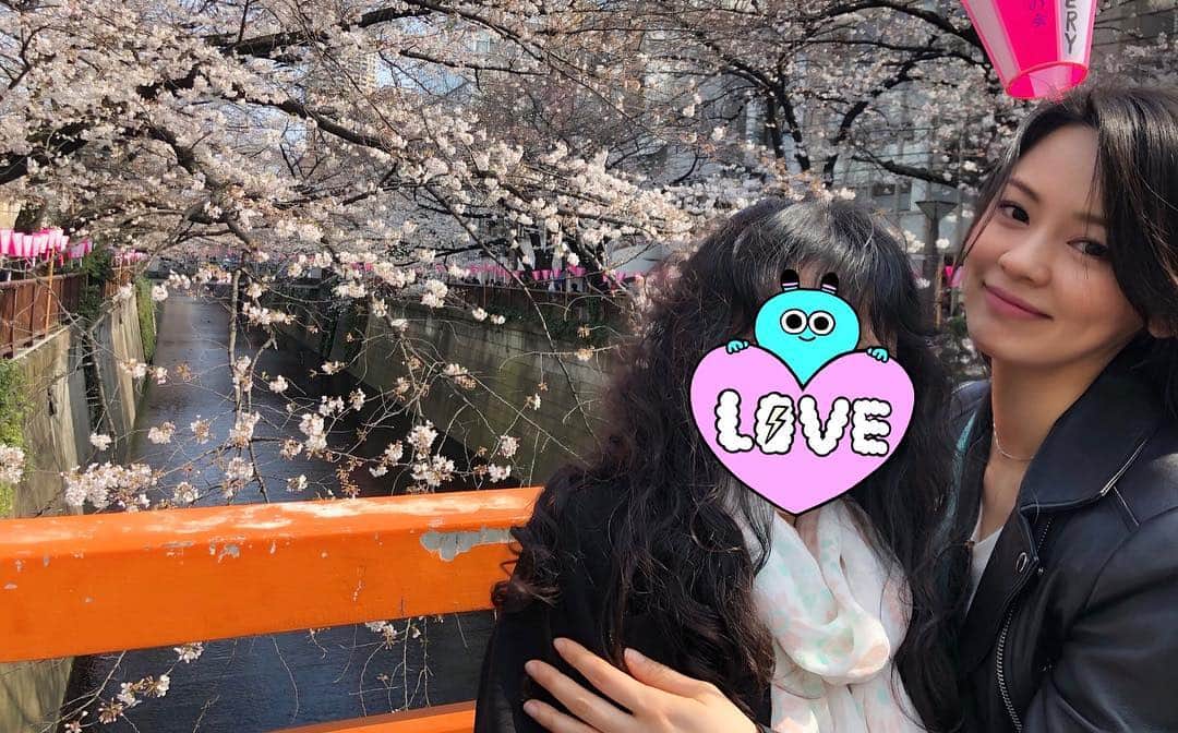 伴杏里さんのインスタグラム写真 - (伴杏里Instagram)「お花見🌸💕 #幸せのひととき #family」3月28日 22時45分 - anri.ban