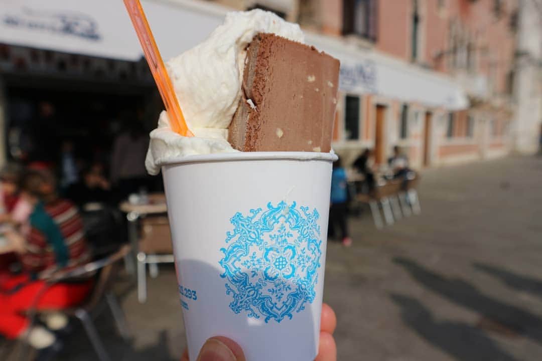 橋本真衣さんのインスタグラム写真 - (橋本真衣Instagram)「. #nico のジェラートは、 大胆にチョコアイスをカットして、生クリームを乗せまくる！！！ ミルクの味がしっかりして、 さっぱりいただけます🍨 . . #geratinico#venezia#gelato#gelatoconpanna#ベネチア#ジェラート#みんなこれ食べてる」3月28日 22時39分 - hashimotomai_tnc