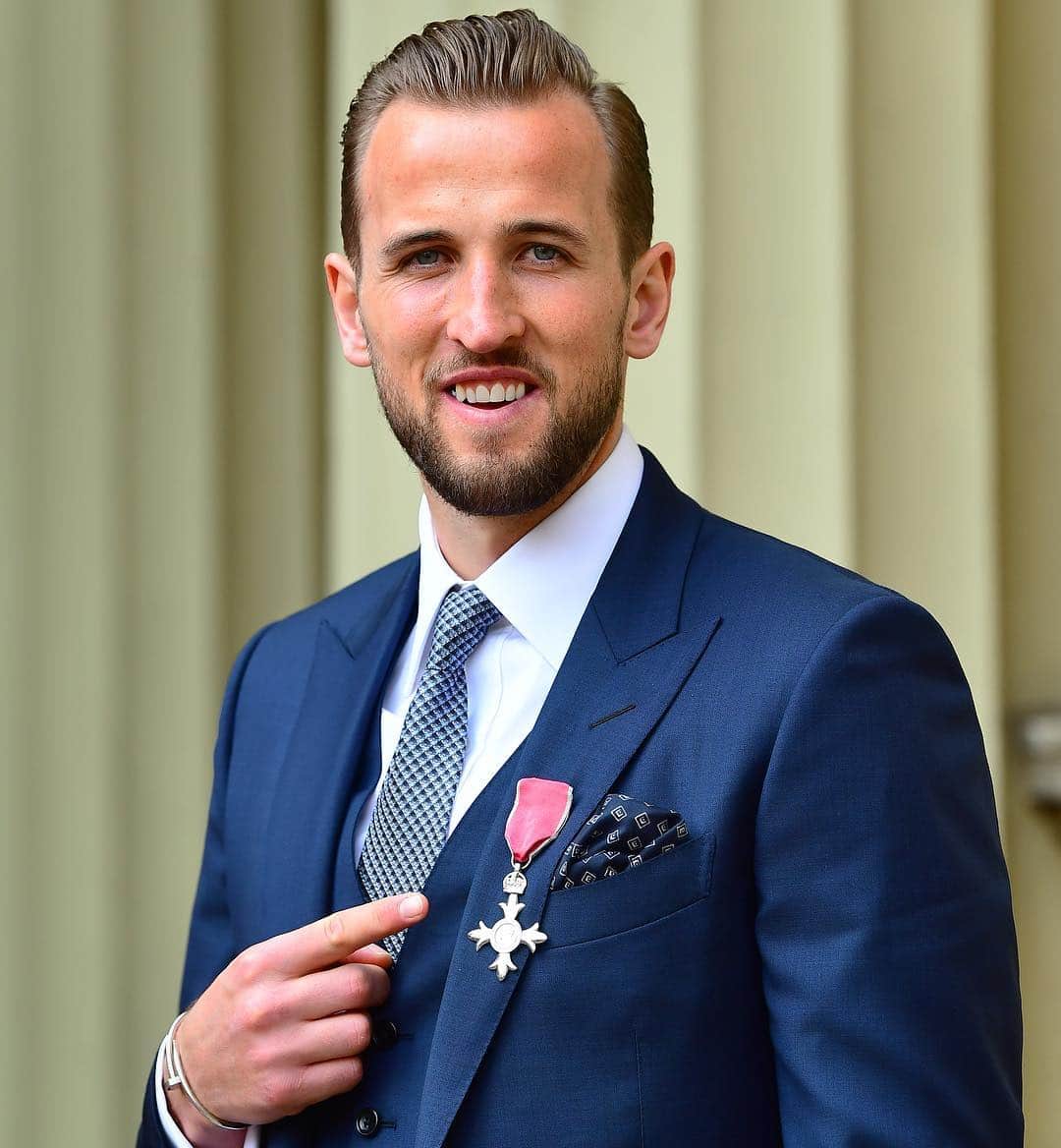 ハリー・ケインのインスタグラム：「A real honour and an enormously proud day for me and my family.🏅A massive thanks to my @england teammates and coaching staff. 🦁🦁🦁」