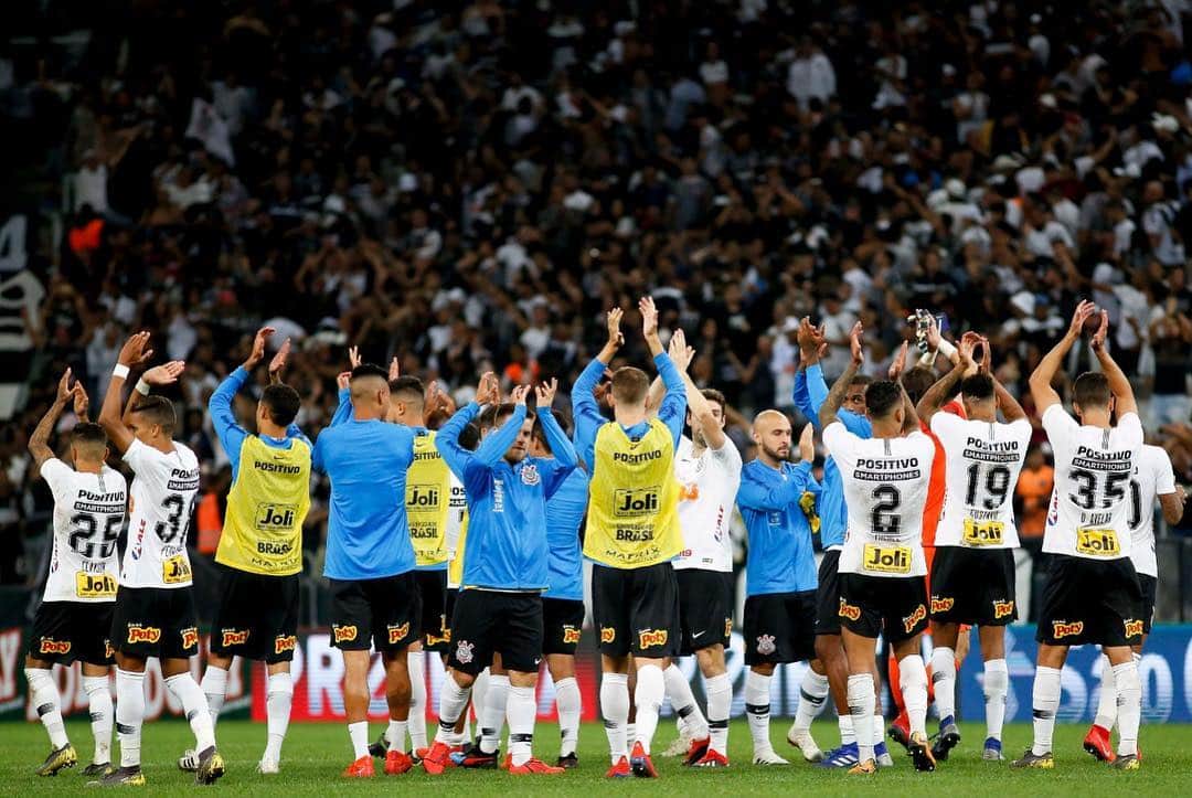 ダニーロ・フェルナンド・アベラールのインスタグラム：「Objetivo alcançado, agora é focar na semi final! Parabéns a todos, apoio da torcida foi fundamental 👏#euacredito #vaicorinthians」
