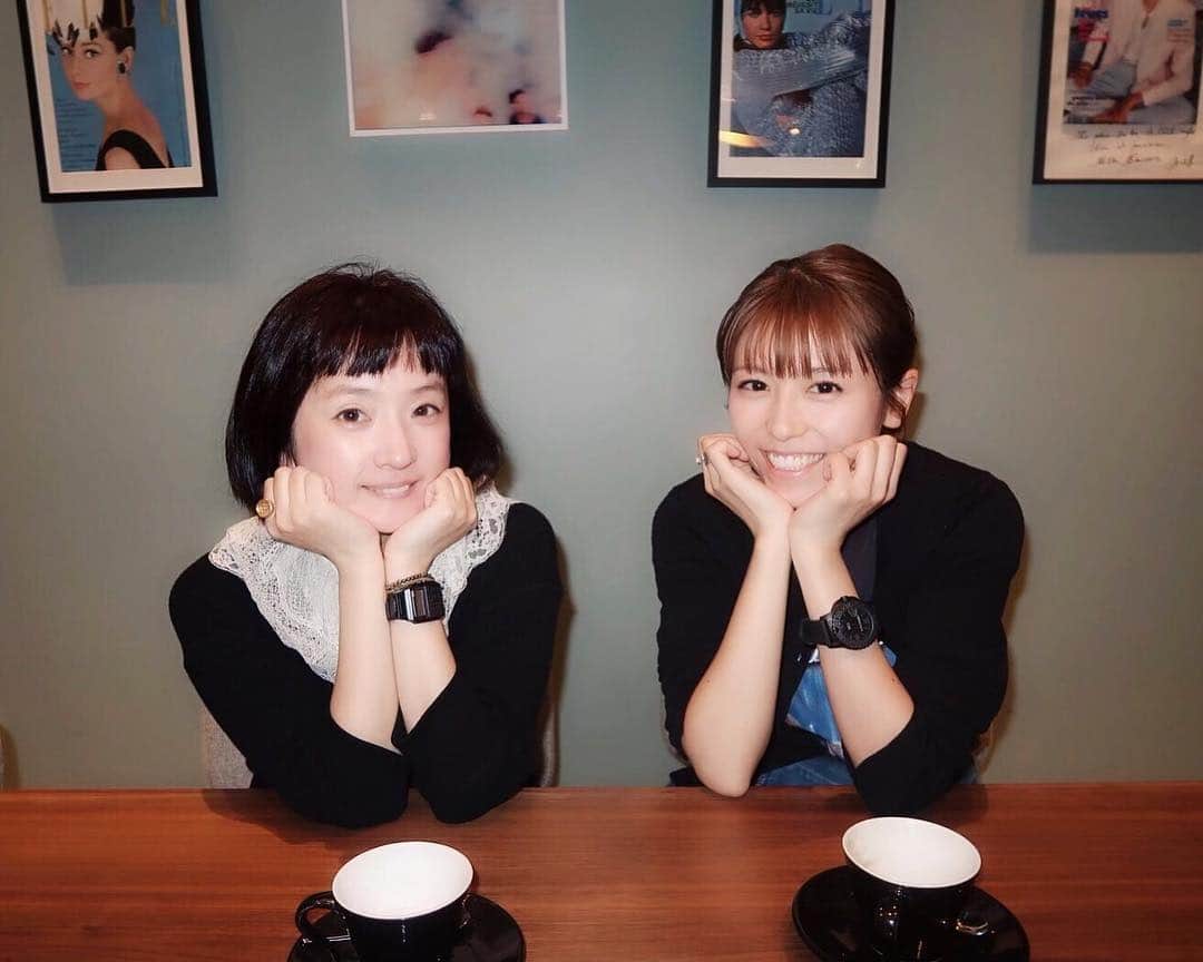 若槻千夏さんのインスタグラム写真 - (若槻千夏Instagram)「千秋さん と久々ランチ 🥗🍴 😋  千秋さんが着てくれている tops  は @wcjapan のワッフルTEEなんです。  つけ襟で  めっちゃ可愛く着こなしてくれる❤️ こんな着方もあったか！  といつも発見がある オシャレな先輩。  細かい共通点がたくさんあるから 話が尽きない☺︎ 本当あっという間のランチでした✨」3月28日 22時49分 - wakatsukichinatsu