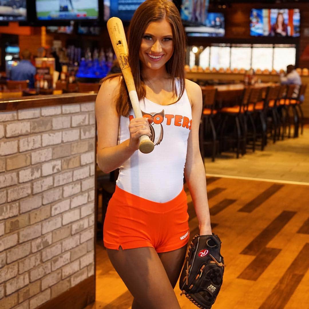 Hootersさんのインスタグラム写真 - (HootersInstagram)「Opening Day is here and we are Here. For. It. ⚾️」3月28日 22時53分 - hooters