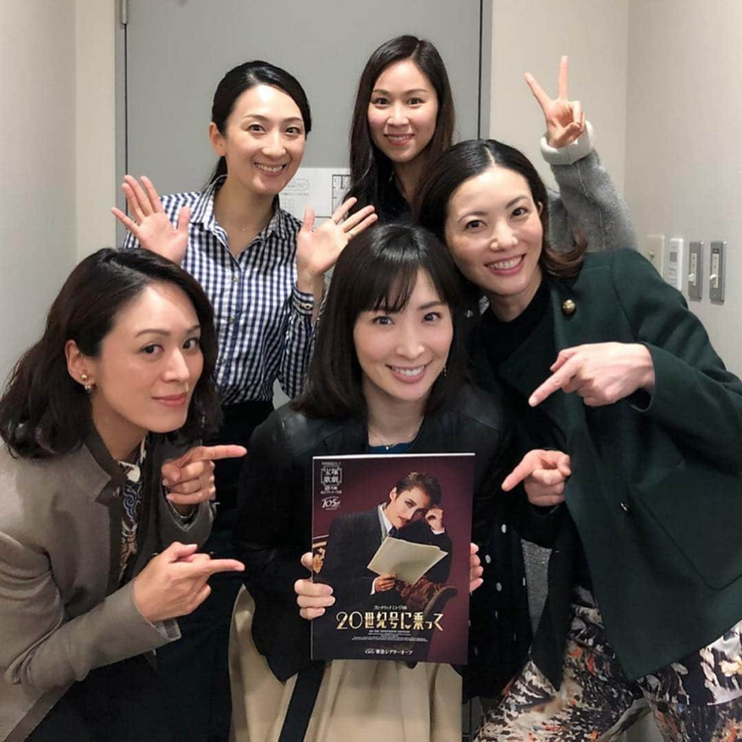 月央和沙さんのインスタグラム写真 - (月央和沙Instagram)「そして😆‼️ .  蘭寿とむ様こと、 まゆさんとご一緒させて頂き、 . 雪組公演「20世紀号に乗って」 はい😆‼️、 乗ってまいりました🙏🏻✨ . いやー、 素晴らしい。 芸達者な方々…。 軽快なテンポで繰り広げられるストーリーにどんどん引き込まれて、 あっっと言う間に時間が経ってしまいましたー😆‼️ .  楽屋では、 こんな素敵な方々ともお会い出来て、 なんともスペシャルな1日になりました🙏🏻✨。 . TCAスペシャル並みにスペシャル😭✨。 .  #宝塚雪組公演 #真飛聖さま #蘭寿とむさま #壮一帆さま #桜乃彩音ちゃん #なんともスペシャルな #楽しい時間 #ありがたやー」3月28日 22時54分 - kazusa_tsukio