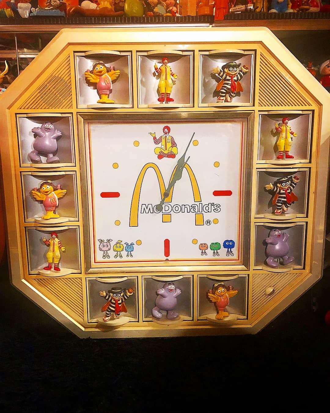 大川知英のインスタグラム：「90's Mcdonald's Automaton clock🇯🇵 日本のマクドナルドに飾ってたからくり時計🚬 これ動くように直せるスペシャリストな方いませんか👨🏽‍✈️❗️ #mcdonalds#Automatonclock#90s #japan#これ動くようにしたい#からくり時計 #amecajiboys #takatsubase」