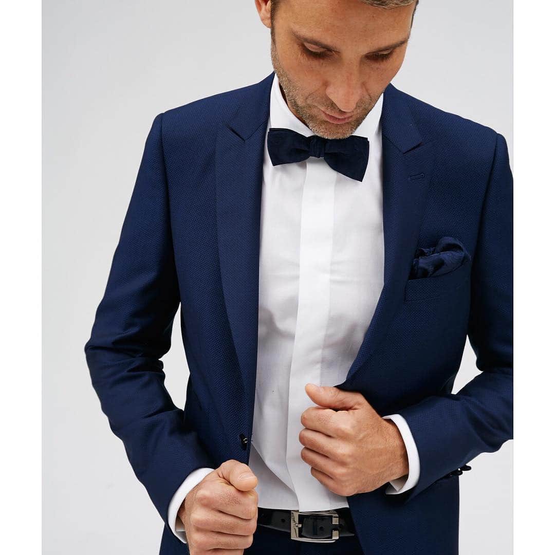 のインスタグラム：「ESSENTIAL SUITS | Envuélvete en elegancia. Viste un traje Florentino para la ocasión más especial y llévate un pañuelo de regalo. Porque la diferencia está en los detalles. *Buy your #Florentino suit and get a free pocket square!  #promociónentiendasyonline #ceremonia #sastreríaamedida #florentino #estiloflorentino」