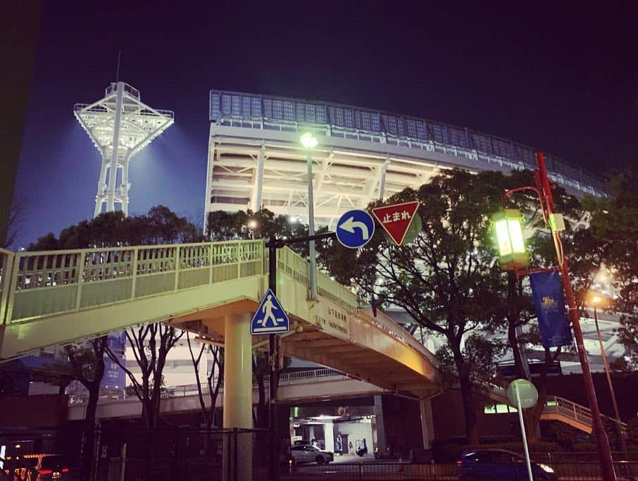 小澤陽子さんのインスタグラム写真 - (小澤陽子Instagram)「in private❁. . ⚾️🏟浜スタ✖️ 桜🌸🌌 きれいだった、、☺️ . . 横浜出身ということもありDeNAファンなことが広まってきて、友人が試合に誘ってくれる機会が増えました😂  そして明日。いよいよ、セ・パ同時開幕…‼️⚾️ 待ってましたーーー😍 本当に楽しみ🥰！！. . 今年もいっぱい観に行くぞーっ⚾️✨. . . #横浜スタジアム をたまたま通ったら #噂の新設席 #ウィング席 を発見…！ #テンション上がる⤴︎ #横浜DeNAベイスターズ #70周年ですって #フジテレビよりも10歳年上🤭 #プロ野球 #2019年シーズン #セパ同時開幕 #桜 #🌸 #ぶりぶりに咲いてました☺️ #地元 #横浜⚓️ #ハマっ子です #みなとみらい」3月28日 23時04分 - yoko.ozawa729