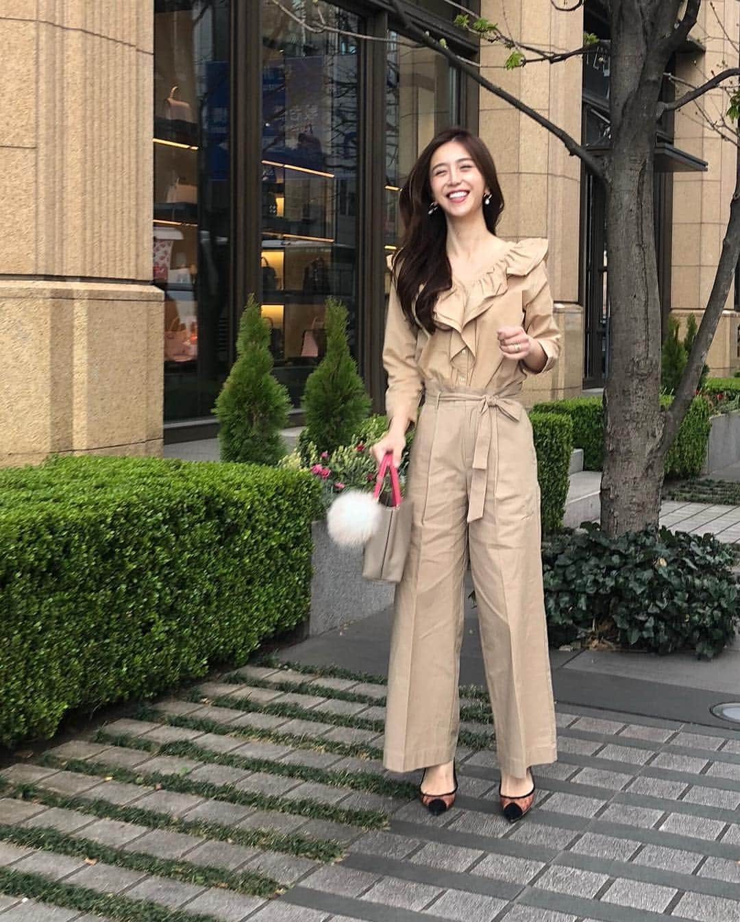 丸山悠美さんのインスタグラム写真 - (丸山悠美Instagram)「ベージュコーデ。  tops @arminarm.aa  pants @arminarm.aa bag @kottybag shoes @tsurubymarikooikawa  3/29にデビューする三越伊勢丹発のECブランド 『arm in arm』が可愛い💕 @arminarm.aa  フリルブラウスは後ろもVに間いていて大人っぽい甘さ。  #arminarmjp #アームインアーム #mitsukoshiisetan #isetan#mitsukoshi#PR #ブラウス #パンツ #春コーデ #ワイドパンツ #フリルブラウス #ママコーデ #伊勢丹 #三越伊勢丹 #kottybag #ootd #coordinate #tsurubymarikooikawa #コーディネート #トートバッグ #ベージュコーデ #大人カジュアル」3月28日 22時59分 - maruyumi