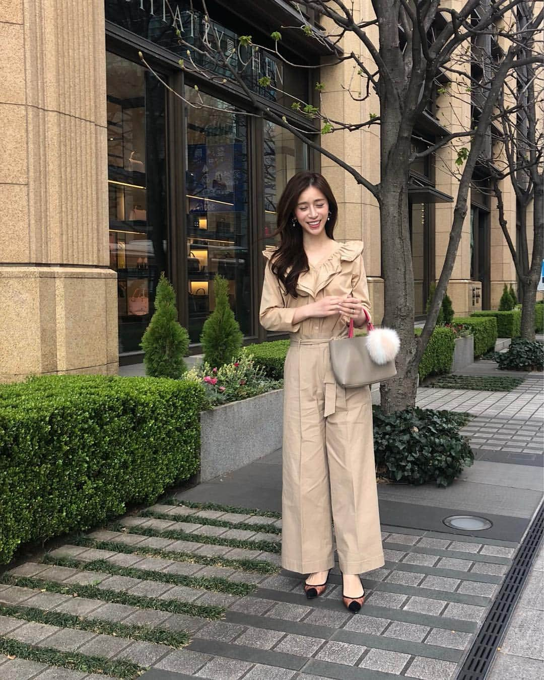 丸山悠美さんのインスタグラム写真 - (丸山悠美Instagram)「ベージュコーデ。  tops @arminarm.aa  pants @arminarm.aa bag @kottybag shoes @tsurubymarikooikawa  3/29にデビューする三越伊勢丹発のECブランド 『arm in arm』が可愛い💕 @arminarm.aa  フリルブラウスは後ろもVに間いていて大人っぽい甘さ。  #arminarmjp #アームインアーム #mitsukoshiisetan #isetan#mitsukoshi#PR #ブラウス #パンツ #春コーデ #ワイドパンツ #フリルブラウス #ママコーデ #伊勢丹 #三越伊勢丹 #kottybag #ootd #coordinate #tsurubymarikooikawa #コーディネート #トートバッグ #ベージュコーデ #大人カジュアル」3月28日 22時59分 - maruyumi