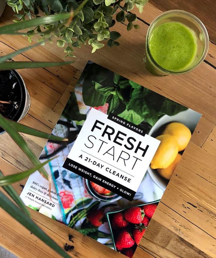 Simple Green Smoothiesさんのインスタグラム写真 - (Simple Green SmoothiesInstagram)「There's only a few days left to join Rawk the Year for the spring collection. (The cart closes at midnight this Friday)!⁣ .⁣ Eating plant-based can change your life forever... seriously.⁣ .⁣ Now, price can be a hurdle. We hear that every time we open the cart on a live cleanse. In the past, doing our Fresh Start Spring Cleanse was $49, but....⁣ .⁣ Fresh Start Spring Cleanse is now a part of Rawk the Year ( all for JUST $19! )⁣ .⁣ Literally hundreds of people have said "yes" to Rawk the Year already!!! I get chills every time a rawkstar says hello in the private community group sharing why they joined.⁣ .⁣ We have the BEST community... hands down! Click our link in bio to join in + learn more!⁣ .⁣ #cleanse #vegan #mealplanning #plantbased #21days #cleansing」3月28日 23時00分 - simplegreensmoothies