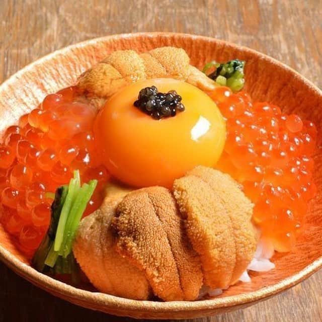 東京カレンダーさんのインスタグラム写真 - (東京カレンダーInstagram)「食べるのを躊躇してしまいそうなほどの美しさはまさに宝石。うに、イクラ、上品に盛られたキャビアという3種の魚卵を贅沢に使用している。豪快に混ぜていき、卵の下に隠れた秘伝のタレと魚卵の旨みがご飯全体に行き渡ったら食べ時だ。  #東京カレンダー #東カレ #tokyocalendar #麻布十番 #十番右京 #海のたまごかけご飯」3月28日 23時02分 - tokyocalendar