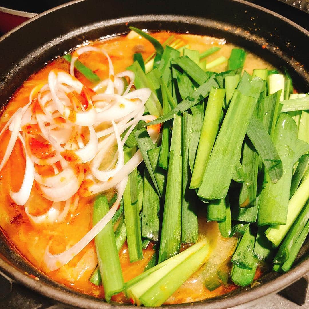 休日課長さんのインスタグラム写真 - (休日課長Instagram)「適当に作ったキムチ鍋が異様に美味くて感動してる。備忘録的に後日ブログにアップします。そして食べながら改善案も出てきたのでまた作ろう。 豆乳も飲んだし健康万歳。」3月28日 23時02分 - kyujitsu_kacho