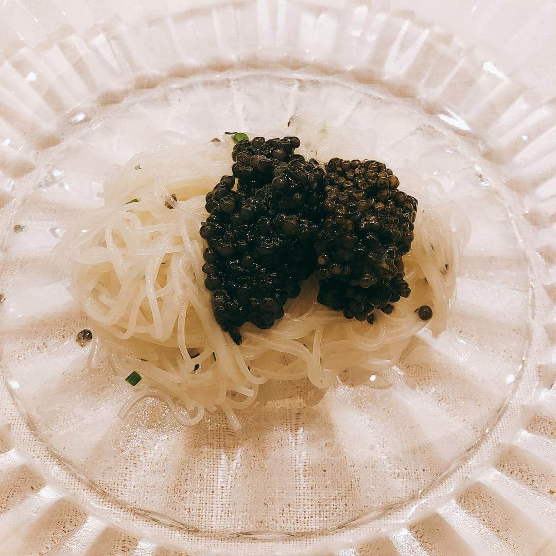 のインスタグラム：「ずっと行きたかったフルタに行ってきました^ ^ キャビアのビーフンとスープはメチャメチャ美味しいの一言でした！！ 途中からフードファイター並の量に自分との戦いになり胃がパンのパンになりました🍞 何と一番高いコースは1人50万もするそうです。 猿の脳みそ🧠と熊の右手なら食べたいですが笑 #フルタ#中華#銀座#furuta#グルメ#グルメ好きな人と繋がりたい#グルメ女子」