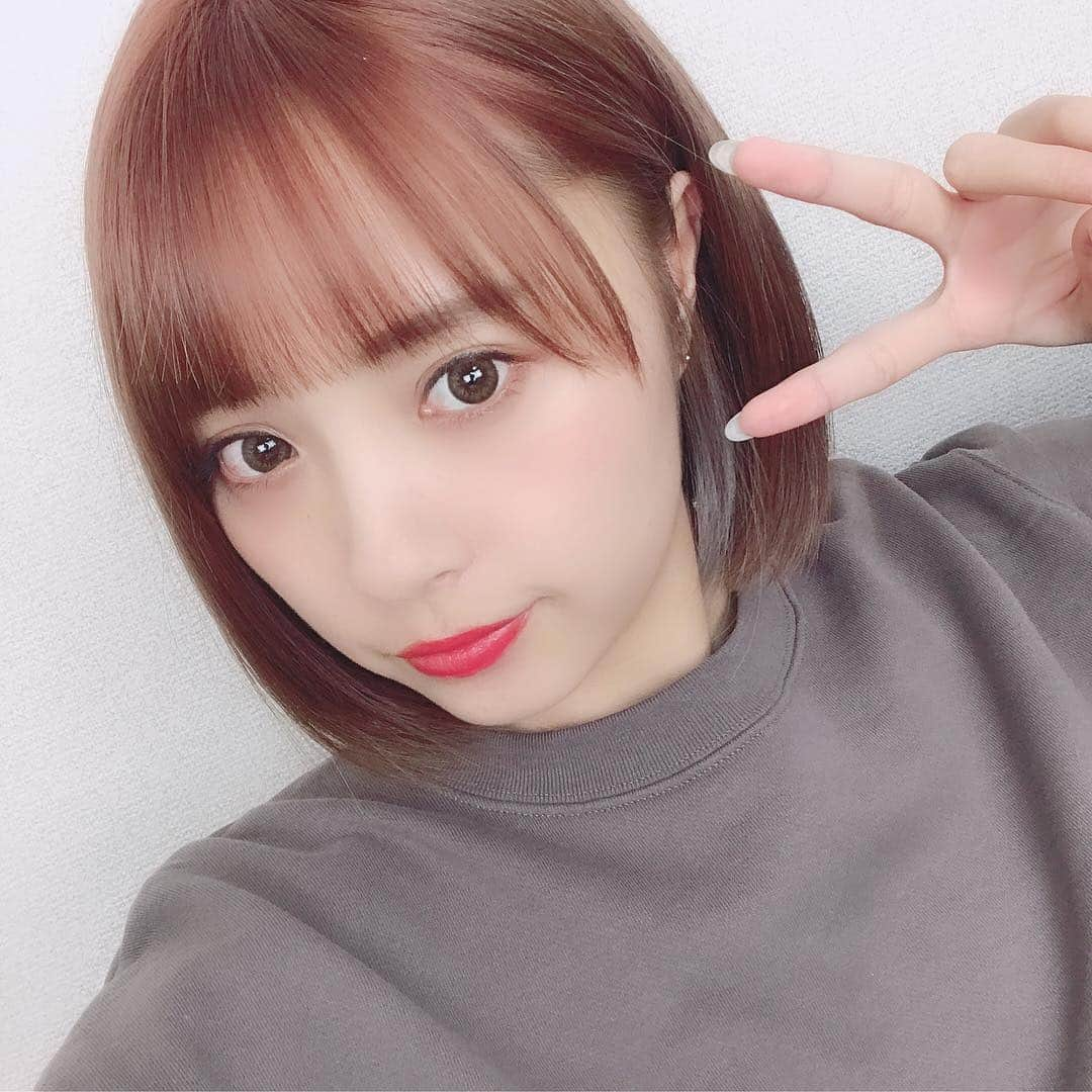 加藤愛永さんのインスタグラム写真 - (加藤愛永Instagram)「. . 今YouTubeもアップしたけど イメチェンしました〜〜〜〜！！！ . 約1年(若干の盛り)伸ばした髪の毛を 15cmくらいバッサリ！ めっちゃスッキリした〜！みじけえ〜！軽〜！ . カラーも春感じる可愛くてお気に入り😭 ピンクブラウンの女になったよ😭笑 諸々はYouTube見てね😭🎉 . . ピンクブラウン系の眉マスカラ買わねば〜〜 . . #new #hairstyle #spring #ボブ #ショートボブ #かは分からんけど #ピンクブラウン #春カラー #イメチェン #インナーカラー #頭になんかついてる」3月28日 23時13分 - kyato39