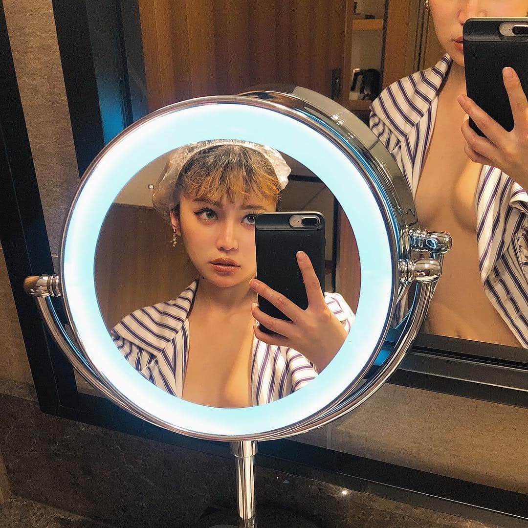 DJ mariennuのインスタグラム：「My favorite hat 🚿 is shower cap 😇 ・ ・ ・ #bathroom #nobra」