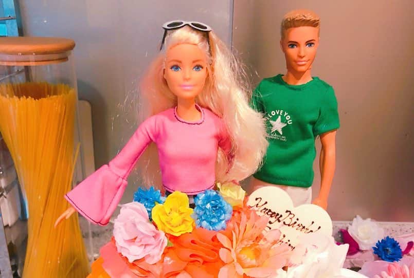鈴木愛美さんのインスタグラム写真 - (鈴木愛美Instagram)「❤️💓❤️💓❤️💓❤️💓❤️ . 誕生日って幸せ〜っ🙈💋 毎日のようにプレゼントが届く🎁!!!! . みんなに感謝でいっぱい💓💓💓 . . 最後の写真は、、、 （左）何年か前に貰った ドールケーキのバービー ちゃん💄 そして（右）今回、頂いたバービー ちゃん🎀💕 . あーーーー。可愛すぎる❤️❤️❤️ . . . #birthday #birthdaycake #dollcake #clussycake #バービー #ドールケーキ」3月28日 23時06分 - x.manya.x