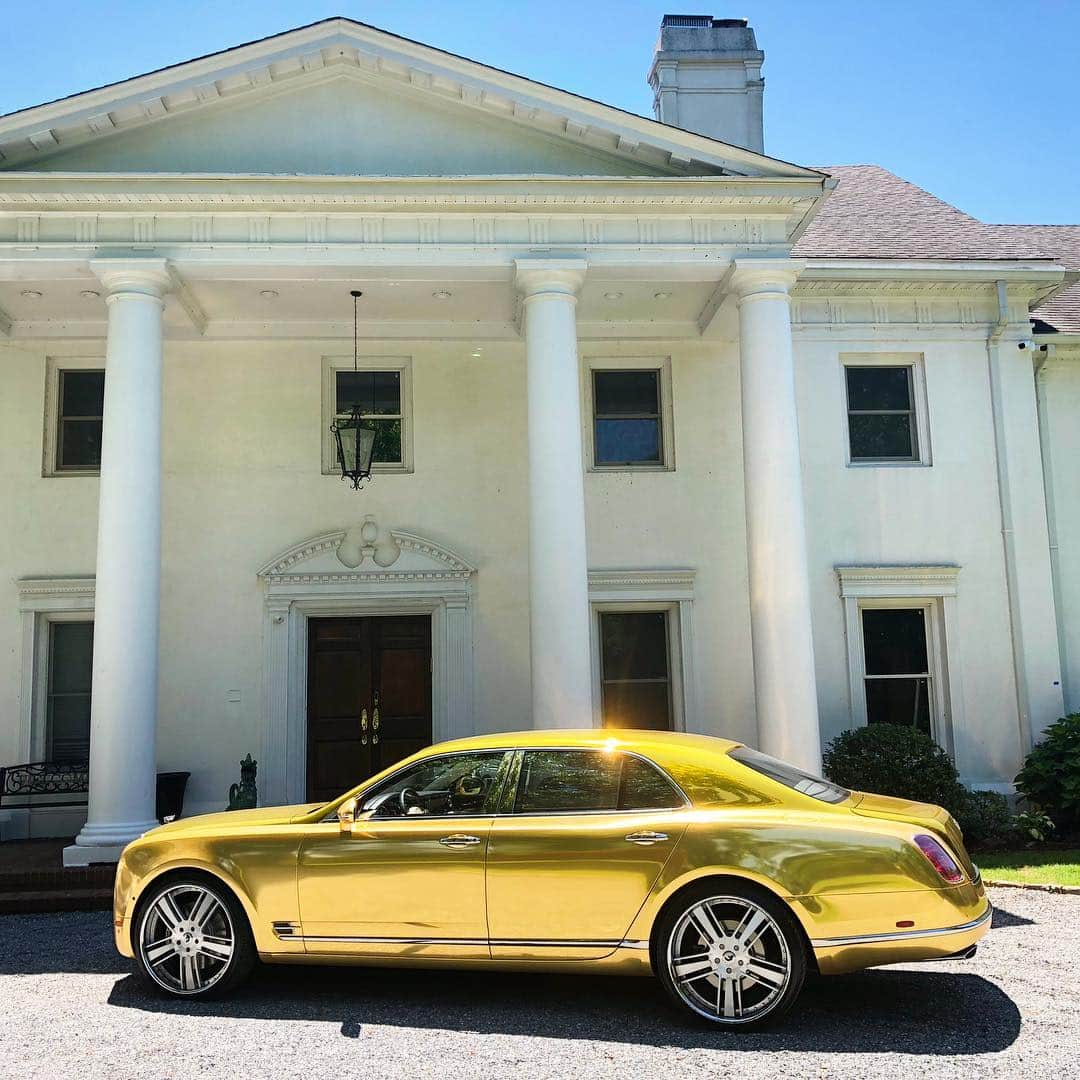 50セントさんのインスタグラム写真 - (50セントInstagram)「I’m thinking about cutting the roof off my new Bentley because there not gonna deliver the drop top. 🤷🏽‍♂️#lecheminduroi #bransoncognac」3月28日 23時08分 - 50cent