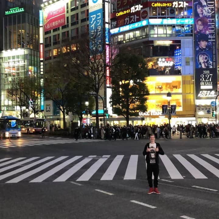 アレクサンドル・サマリンのインスタグラム：「Стоим на своем😄  чутка воспоминаний из Токио☺️ #повышеннаятурбулентность#тотсамыйперекресток#Tokyo #быстрейснимайпокамашинынепоехали#представьтемузыкуизходячих」
