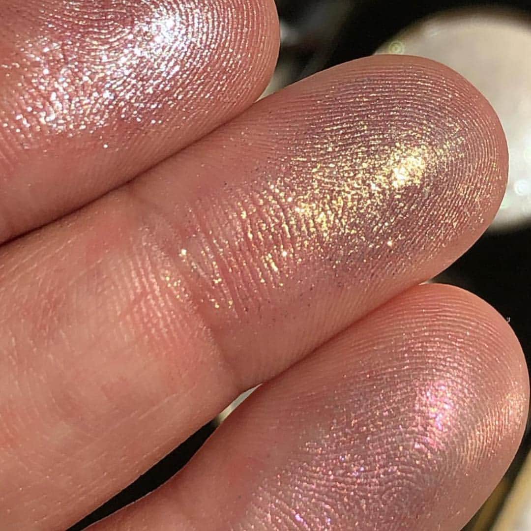 Stila Cosmeticsさんのインスタグラム写真 - (Stila CosmeticsInstagram)「@minhaqueridanecessaire is obsessed with our Little White Lies Heavenly Highlighting Palette with 3 shades of beautiful shimmer 🤩🤩🤩 Give yourself a dose of illumination by tapping the link in pic to buy✨ #regram #shimmerandshine #stilacosmetics #glowup」3月28日 23時11分 - stilacosmetics