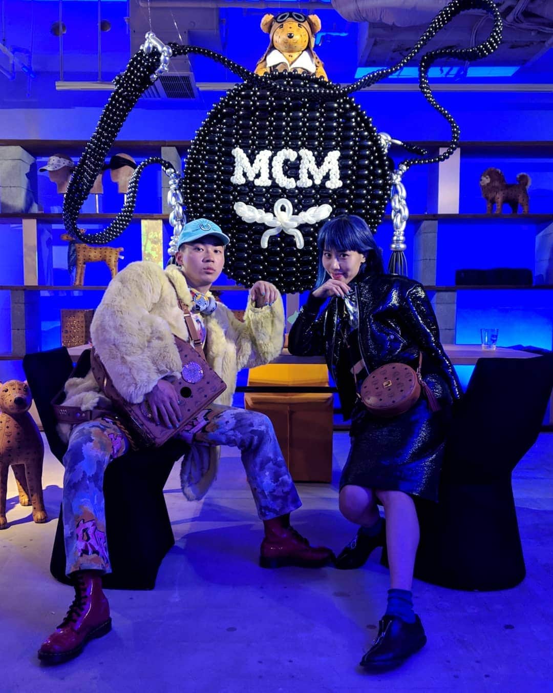 草野絵美のインスタグラム：「MCMのレセプション🧸💠 @bunta.r  最近、ぶんちゃんと連日会ってるね…!!!🧚🏻‍♂️らぶだよ！ #mcm #mcmtokyo . . #tokyofashion #bluehairgirl #cyberpunkfashion #johnlawrencesullivan」