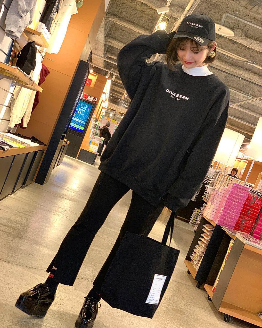 畑中奈緒美さんのインスタグラム写真 - (畑中奈緒美Instagram)「・ 今日は全身黒コーデ🖤 今回新作で作ったTAGトートバッグがお気に入り🎶 函館蔦屋書店での期間限定ショップも折り返し〜✊ 今夜の北海道新聞のみなみ風さんにも期間限定ショップの事を取り上げていただきました✨ ありがとうございます🙏 残り3日しかないですが、明後日30日は13時〜、15時〜の2部制でDJとダンスの体験コーナーもあるので、まだまだ楽しみがいっぱいだよ🥳 沢山の方に参加していただけたら嬉しいです✌️🎼 みんなで楽しみましょう🎶 明日からは東京から強力な助っ人も来てくれるし、最後まで楽しみます😘 たくさんの方にお会い出来るのを楽しみにしています☺️💕 31日の最終日まで毎日11時から店頭に立っているのでお近くの方は是非気軽に遊びに来てね🙌💓 ・ @divaandram ・ ・ #DIVAandRAM #fashion #unisex #popupshop  #hakodate #ディーヴァアンドラム #函館蔦屋書店 #函館」3月28日 23時20分 - hatanaka_naomi