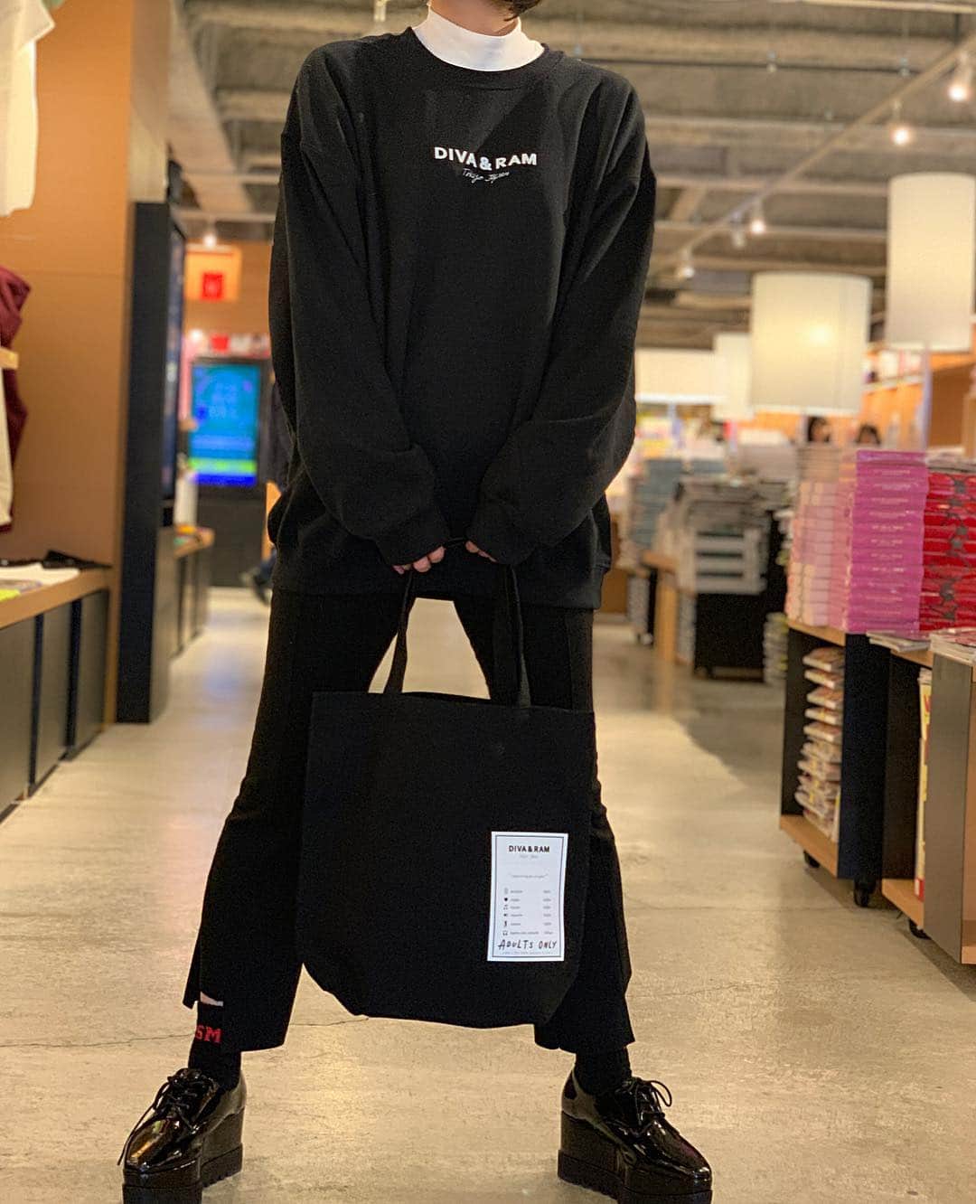 畑中奈緒美さんのインスタグラム写真 - (畑中奈緒美Instagram)「・ 今日は全身黒コーデ🖤 今回新作で作ったTAGトートバッグがお気に入り🎶 函館蔦屋書店での期間限定ショップも折り返し〜✊ 今夜の北海道新聞のみなみ風さんにも期間限定ショップの事を取り上げていただきました✨ ありがとうございます🙏 残り3日しかないですが、明後日30日は13時〜、15時〜の2部制でDJとダンスの体験コーナーもあるので、まだまだ楽しみがいっぱいだよ🥳 沢山の方に参加していただけたら嬉しいです✌️🎼 みんなで楽しみましょう🎶 明日からは東京から強力な助っ人も来てくれるし、最後まで楽しみます😘 たくさんの方にお会い出来るのを楽しみにしています☺️💕 31日の最終日まで毎日11時から店頭に立っているのでお近くの方は是非気軽に遊びに来てね🙌💓 ・ @divaandram ・ ・ #DIVAandRAM #fashion #unisex #popupshop  #hakodate #ディーヴァアンドラム #函館蔦屋書店 #函館」3月28日 23時20分 - hatanaka_naomi
