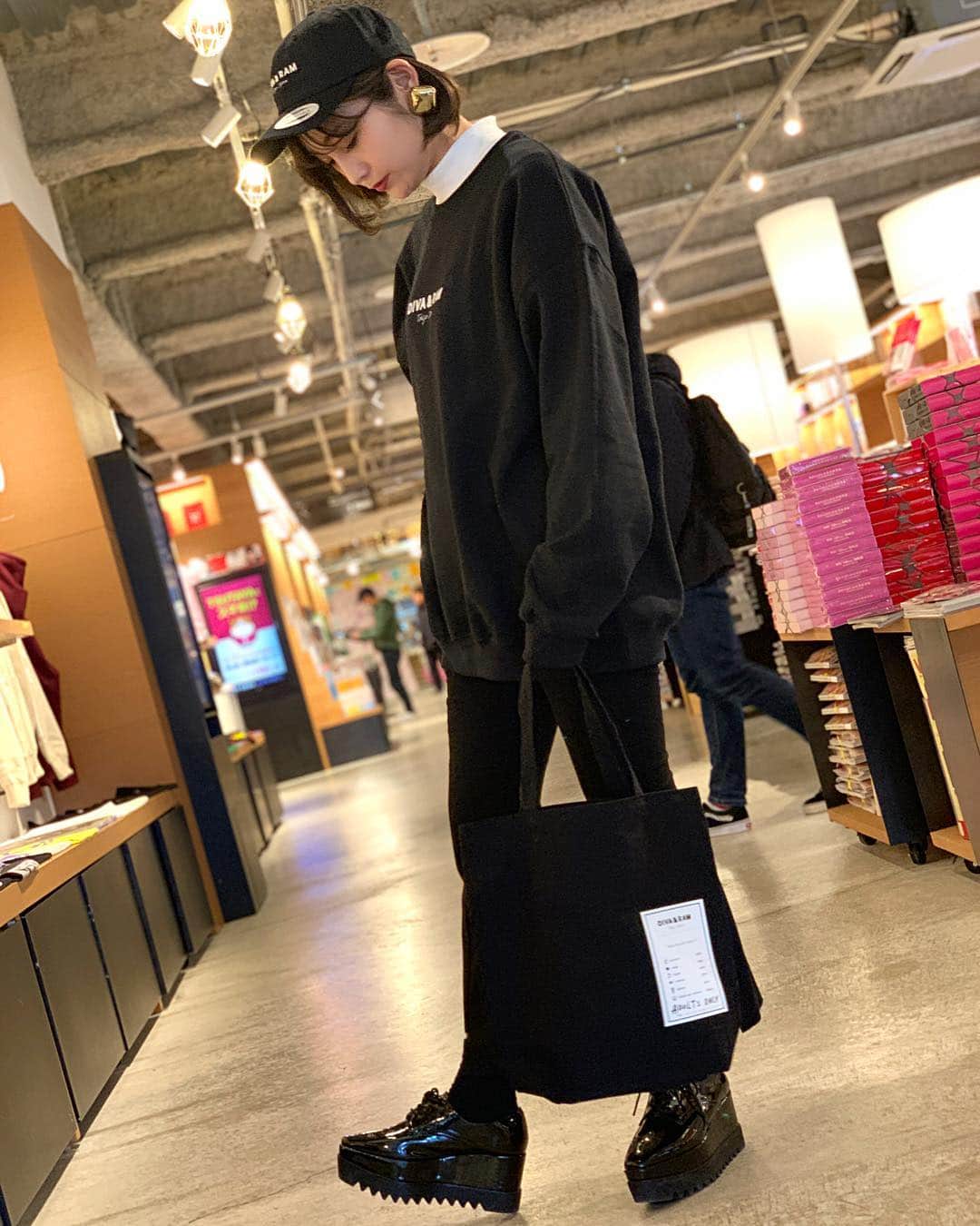 畑中奈緒美さんのインスタグラム写真 - (畑中奈緒美Instagram)「・ 今日は全身黒コーデ🖤 今回新作で作ったTAGトートバッグがお気に入り🎶 函館蔦屋書店での期間限定ショップも折り返し〜✊ 今夜の北海道新聞のみなみ風さんにも期間限定ショップの事を取り上げていただきました✨ ありがとうございます🙏 残り3日しかないですが、明後日30日は13時〜、15時〜の2部制でDJとダンスの体験コーナーもあるので、まだまだ楽しみがいっぱいだよ🥳 沢山の方に参加していただけたら嬉しいです✌️🎼 みんなで楽しみましょう🎶 明日からは東京から強力な助っ人も来てくれるし、最後まで楽しみます😘 たくさんの方にお会い出来るのを楽しみにしています☺️💕 31日の最終日まで毎日11時から店頭に立っているのでお近くの方は是非気軽に遊びに来てね🙌💓 ・ @divaandram ・ ・ #DIVAandRAM #fashion #unisex #popupshop  #hakodate #ディーヴァアンドラム #函館蔦屋書店 #函館」3月28日 23時20分 - hatanaka_naomi