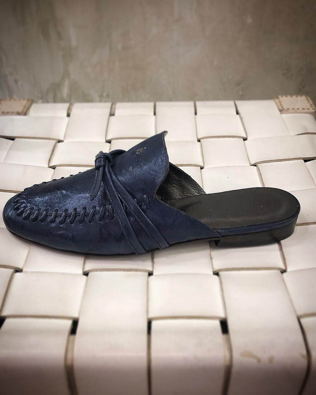 エンリーベグリンのインスタグラム：「Mules Henry Beguelin for every occasion  #henrybeguelin#luxury#mules#handamade#vegetaltannedleather#metal#wash#inchiostro#color#casual#style#」