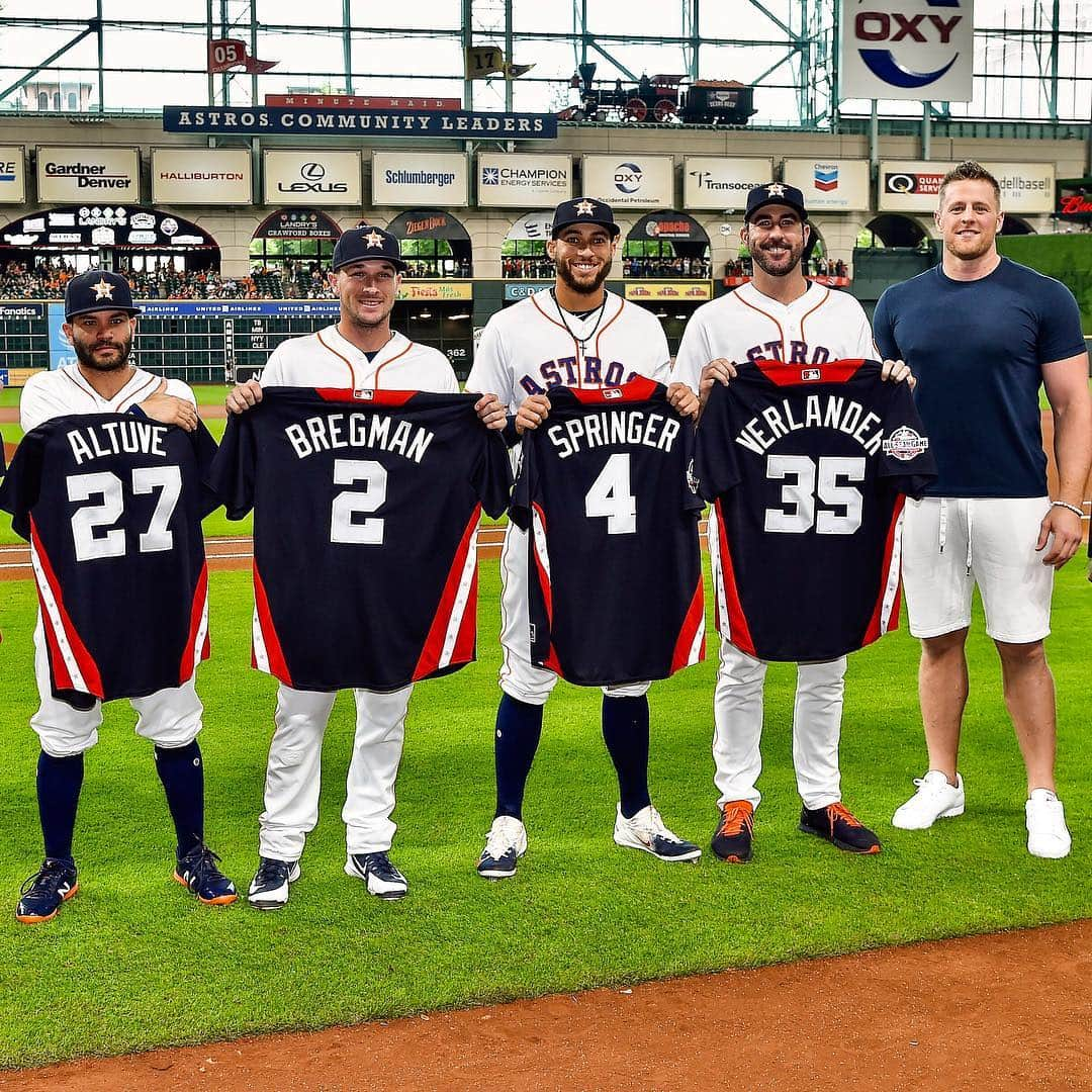 ヒューストン・テキサンズさんのインスタグラム写真 - (ヒューストン・テキサンズInstagram)「Time to #TakeItBack. Good luck this season, @astrosbaseball! #HTownPride」3月28日 23時15分 - houstontexans