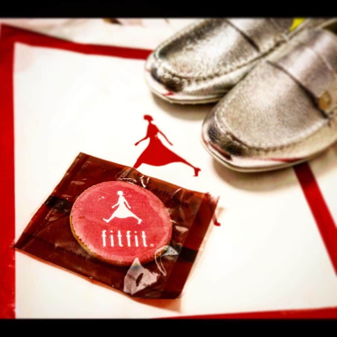 さきえさんのインスタグラム写真 - (さきえInstagram)「＠fitfitの新作発表レセプション👠 . . . ☑︎👠/ #fitfit . . ウォーキング講師としても勉強になったし。 同じ歩くなら オシャレで自分の足に寄り添ってくれて負担がないをチョイスしたい♡ . . #fitfit #フィットフィット #comfortshoes #外反母趾にも優しい靴 #インソール #梅田大丸4階 #shoes #photooftheday #photography #fit #靴 #sneakers #beauty #fashion #reception #party #foot #アラフォー #model #さきえ #code #sweet #シューフィッター #walk #stiletto #pumps #履き心地抜群ね。#comfortshoes」3月28日 23時17分 - sakie110