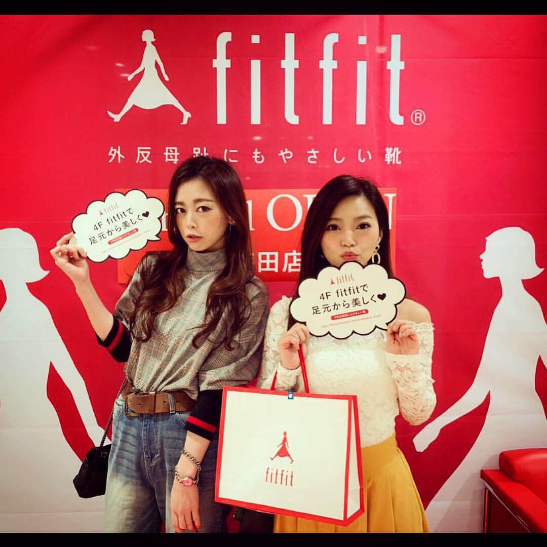 さきえさんのインスタグラム写真 - (さきえInstagram)「＠fitfitの新作発表レセプション👠 . . . ☑︎👠/ #fitfit . . ウォーキング講師としても勉強になったし。 同じ歩くなら オシャレで自分の足に寄り添ってくれて負担がないをチョイスしたい♡ . . #fitfit #フィットフィット #comfortshoes #外反母趾にも優しい靴 #インソール #梅田大丸4階 #shoes #photooftheday #photography #fit #靴 #sneakers #beauty #fashion #reception #party #foot #アラフォー #model #さきえ #code #sweet #シューフィッター #walk #stiletto #pumps #履き心地抜群ね。#comfortshoes」3月28日 23時17分 - sakie110