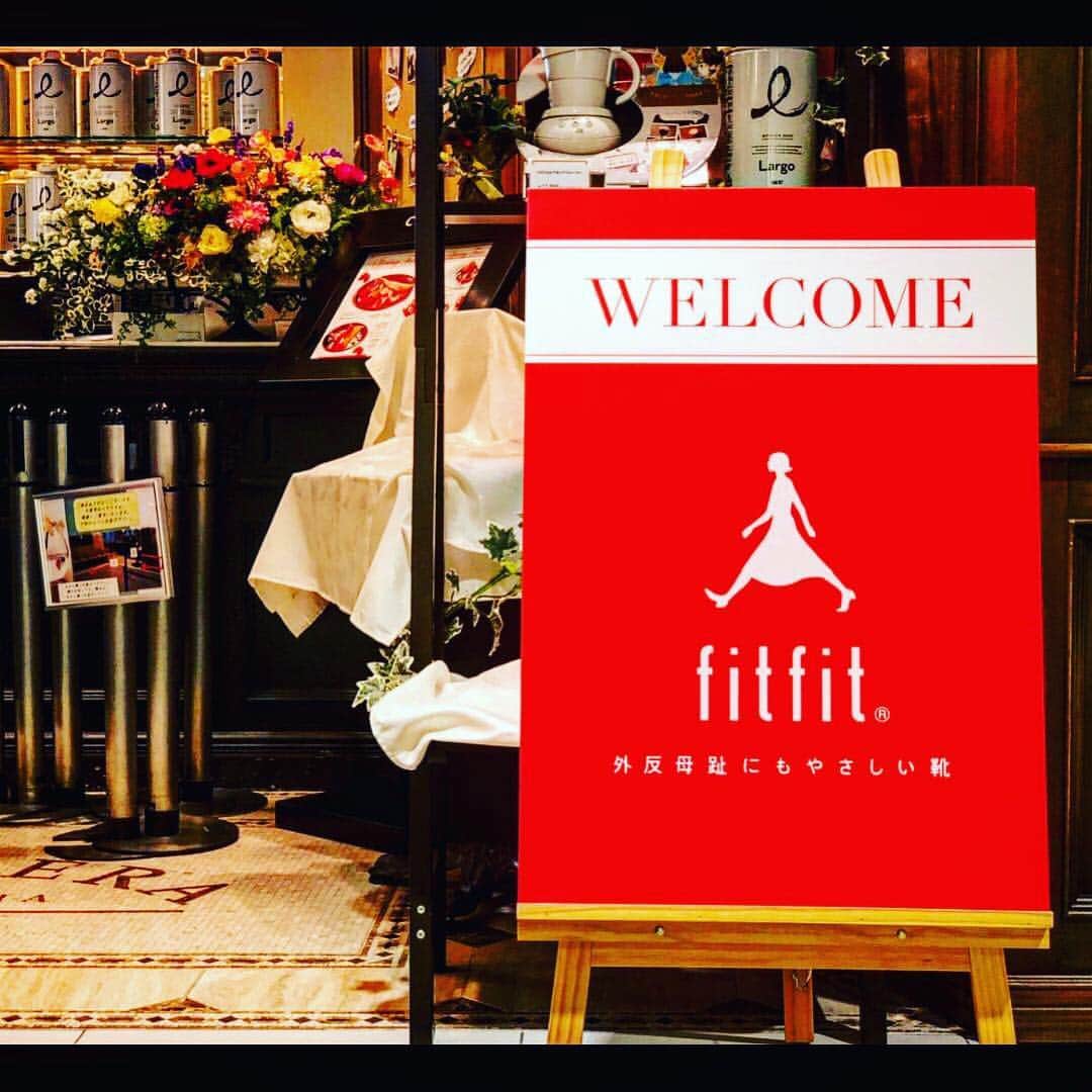 さきえさんのインスタグラム写真 - (さきえInstagram)「＠fitfitの新作発表レセプション👠 . . . ☑︎👠/ #fitfit . . ウォーキング講師としても勉強になったし。 同じ歩くなら オシャレで自分の足に寄り添ってくれて負担がないをチョイスしたい♡ . . #fitfit #フィットフィット #comfortshoes #外反母趾にも優しい靴 #インソール #梅田大丸4階 #shoes #photooftheday #photography #fit #靴 #sneakers #beauty #fashion #reception #party #foot #アラフォー #model #さきえ #code #sweet #シューフィッター #walk #stiletto #pumps #履き心地抜群ね。#comfortshoes」3月28日 23時17分 - sakie110