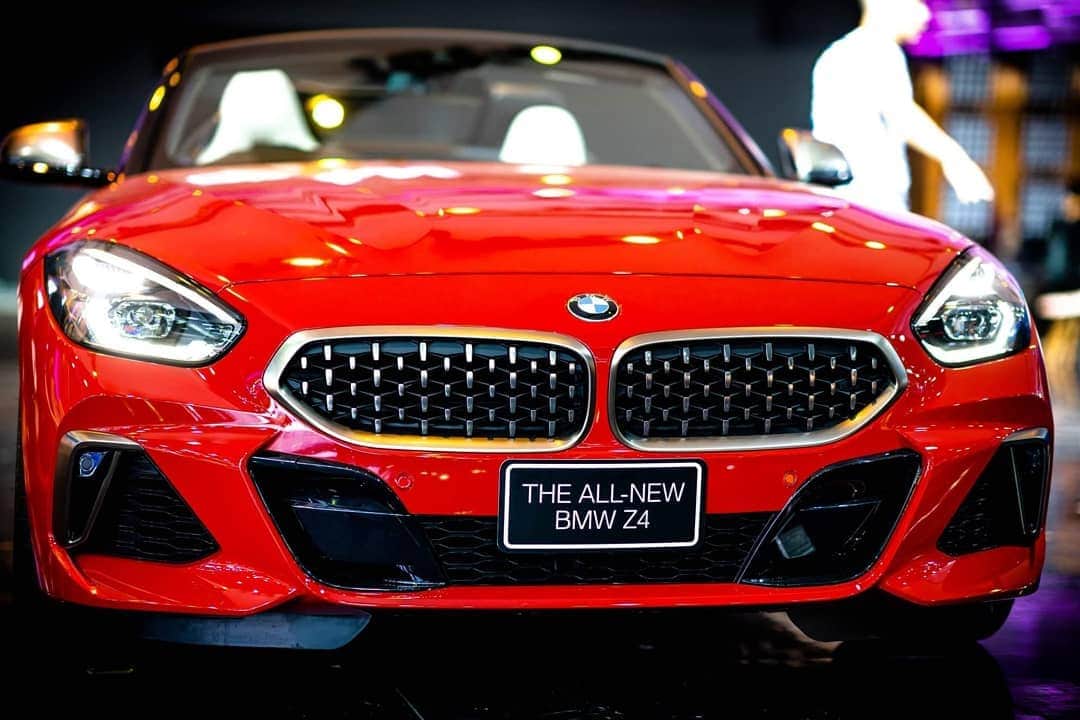 BMW Thailandさんのインスタグラム写真 - (BMW ThailandInstagram)「หากคุณเป็นคนที่ชอบความสปอร์ต และการดีไซน์อย่างมีสไตล์ The All-New BMW Z4 คือคำตอบนั้นสำหรับคุณ เนื่องจากวัสดุภายในของตัวรถนั้น ใช้วัสดุคุณภาพที่สูงเหนือระดับ แบบประทับใจตั้งแต่แรกพบ ตอบสนองความแรงได้ดั่งใจ จาก 0 – 100 กม. ต่อชั่วโมงได้ภายใน 4.6 วินาที  The All-New BMW Z4 มีมาให้เลือกถึง 2 รุ่น คือ  The All-New BMW Z4 sDrive30i M Sport (G29) ราคาเริ่มต้นที่ 3,969,000 บาท  และ The All-New BMW Z4 M40i (G29) ราคาเริ่มต้นที่ 4,969,000 บาท  สัมผัส The All-New BMW Z4 ที่งานมอเตอร์โชว์ ตั้งแต่วันนี้ - 7 เมษายน ที่อิมแพ็ค เมืองทองธานี  #BMW #BMWTH #BMWZ4 #MotorShow2019」3月28日 23時20分 - bmwthailand