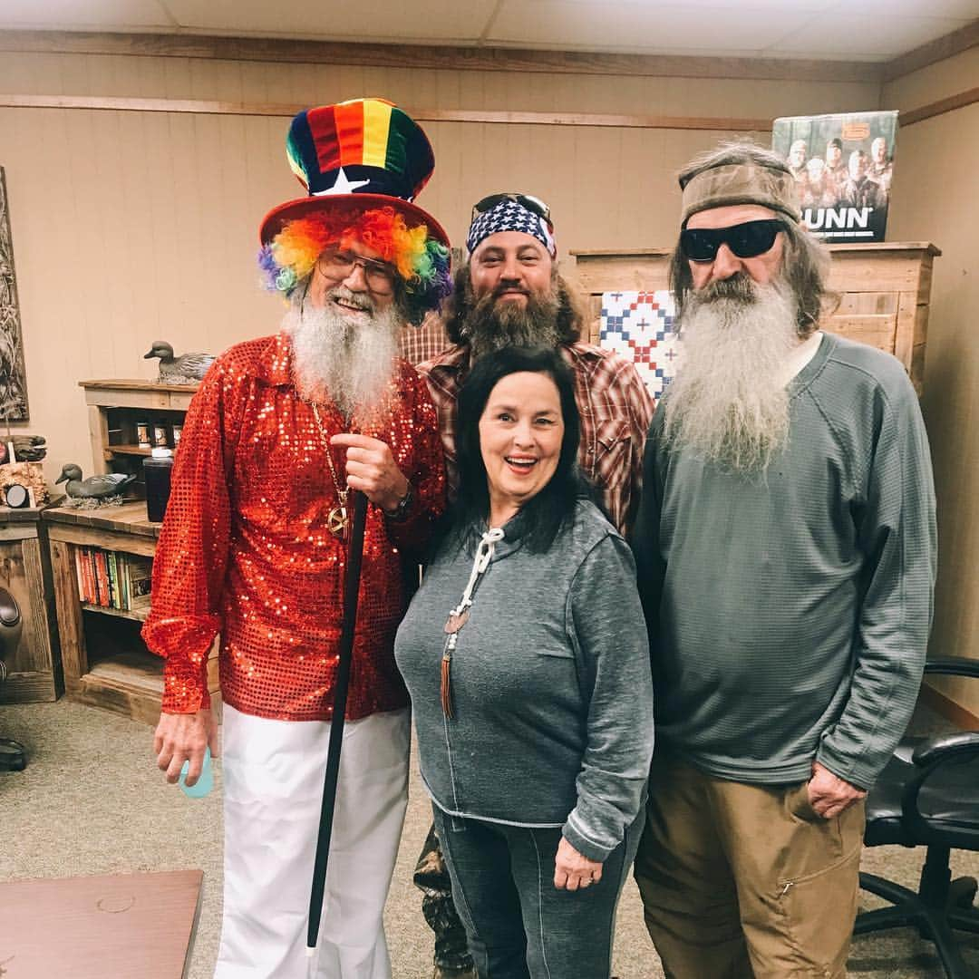 コリー・ロバートソンさんのインスタグラム写真 - (コリー・ロバートソンInstagram)「Our family is totally normal, ha!! We met some special kiddos at @duckcommanderwarehouse today and Uncle Si showed up like this 🤡🤗I asked him if he just woke up this morning and decided he wanted to be a clown. He said, “Nah, that happened when I came out of my mother’s womb naked and they slapped me on the butt.” Okay 😂Never boring around here!」3月28日 23時29分 - bosshogswife