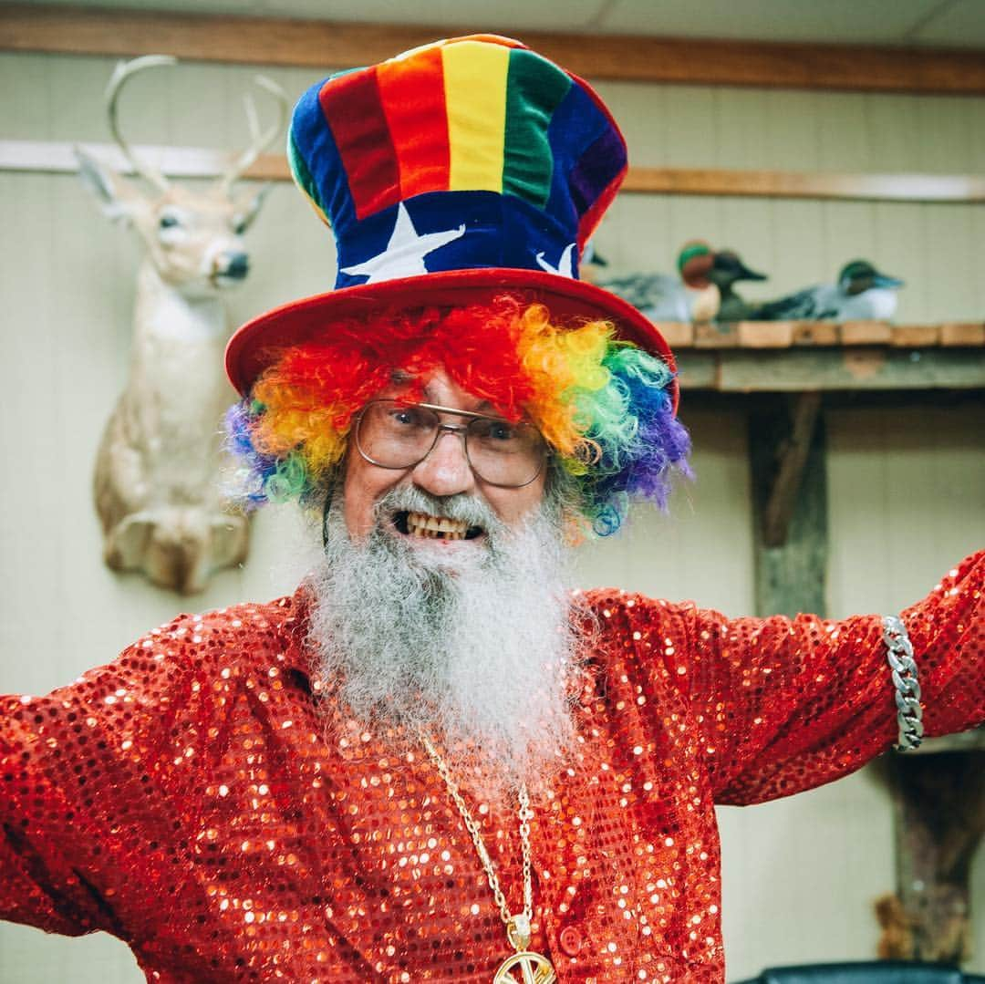 コリー・ロバートソンさんのインスタグラム写真 - (コリー・ロバートソンInstagram)「Our family is totally normal, ha!! We met some special kiddos at @duckcommanderwarehouse today and Uncle Si showed up like this 🤡🤗I asked him if he just woke up this morning and decided he wanted to be a clown. He said, “Nah, that happened when I came out of my mother’s womb naked and they slapped me on the butt.” Okay 😂Never boring around here!」3月28日 23時29分 - bosshogswife